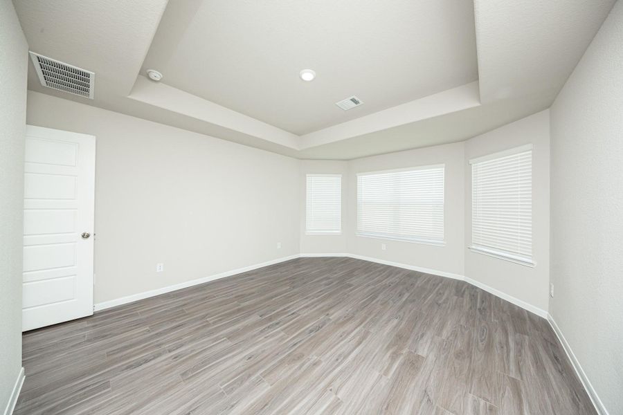 Spacious, unfurnished interior of a new home in Mackenzie Creek, Conroe (Image 12).