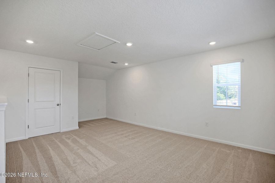 Spacious, unfurnished interior of a new home in Diamond Springs, Jacksonville (Image 16).