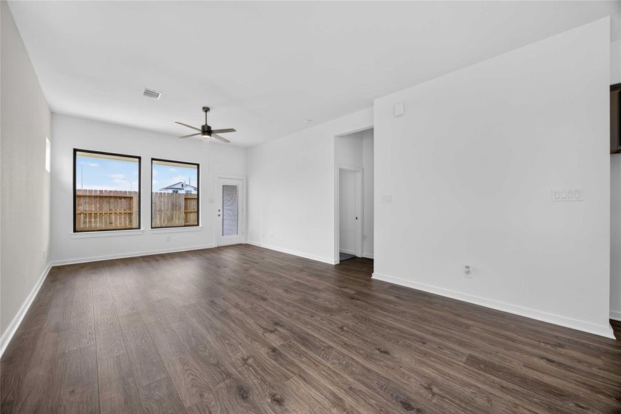 Spacious, unfurnished interior of a new home in La Segarra 40', Brookshire (Image 23).