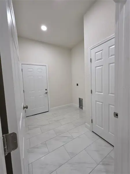 Spacious, unfurnished interior of a new home in , Gainesville (Image 14).