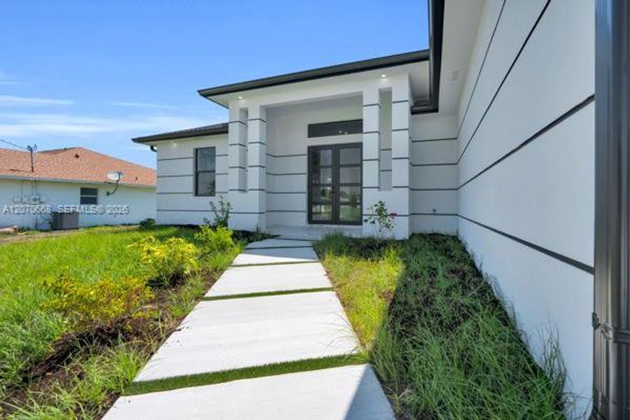 Exterior details and patio area of a home in , Cape Coral (Image 26).