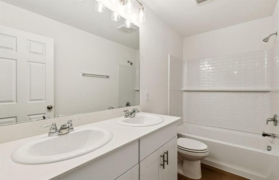 Spacious secondary bathroom with elegant finishes Spacious secondary bathroom with elegant finishes