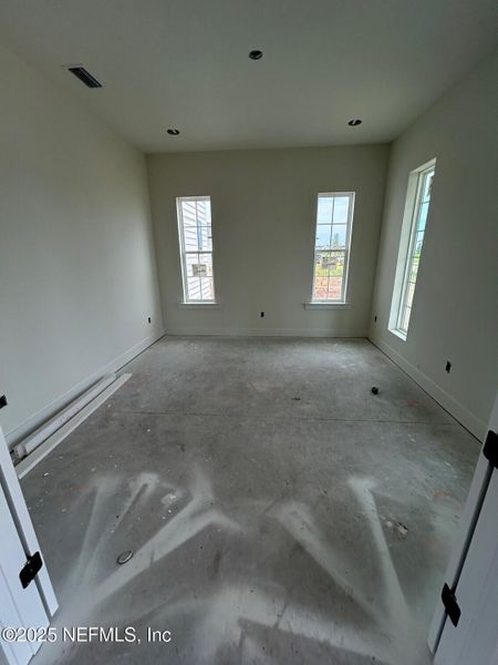 Spacious, unfurnished interior of a new home in Seven Pines, Jacksonville (Image 6).