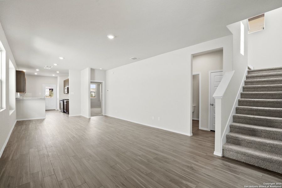 Spacious, unfurnished interior of a new home in Blue Ridge Ranch, San Antonio (Image 20).