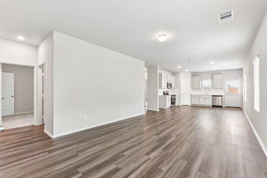 Spacious, unfurnished interior of a new home in Edgebrooke, Pflugerville (Image 11).