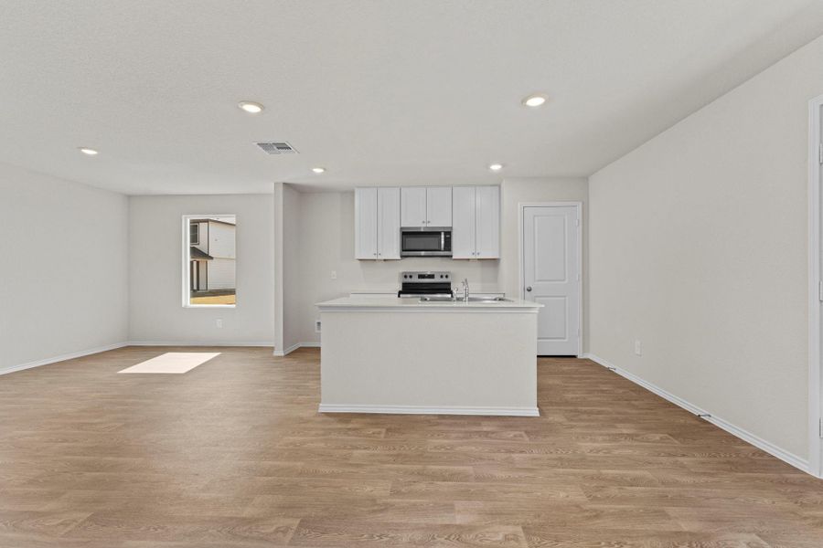 Spacious, unfurnished interior of a new home in Ladera, Luling (Image 21).