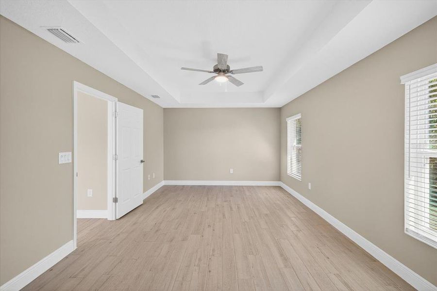 Spacious, unfurnished interior of a new home in , Weeki Wachee (Image 24).