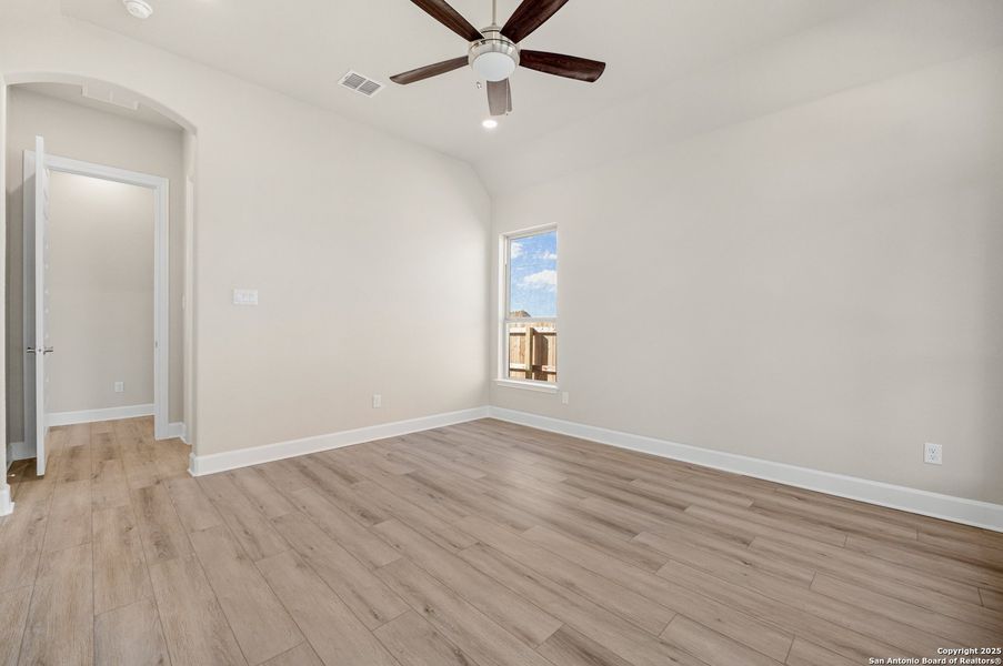 Spacious, unfurnished interior of a new home in Ventana, Bulverde (Image 21).