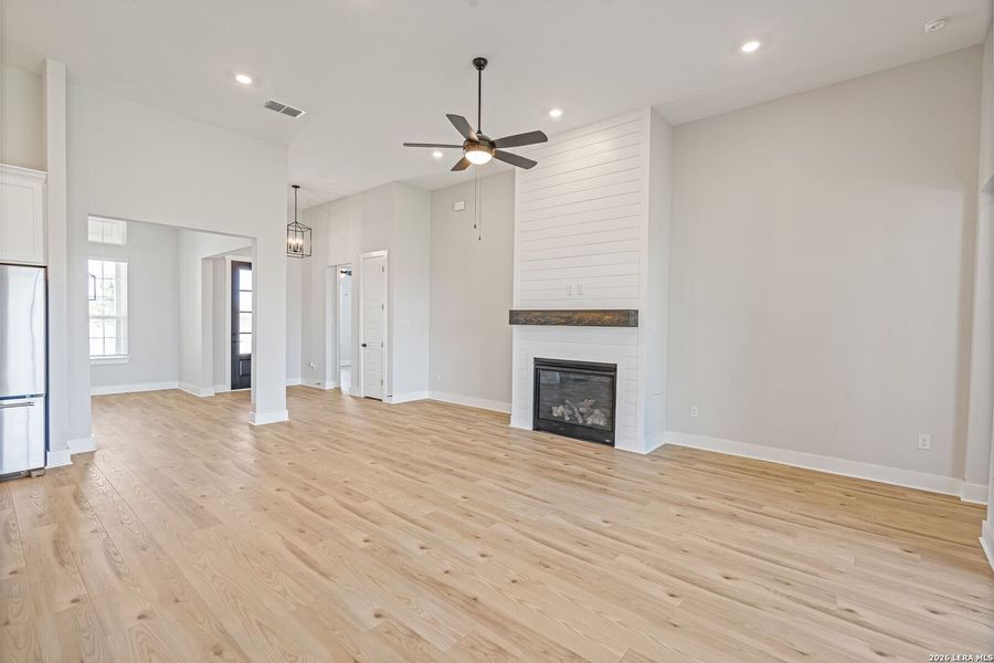 Spacious, unfurnished interior of a new home in Potranco West, Castroville (Image 14).