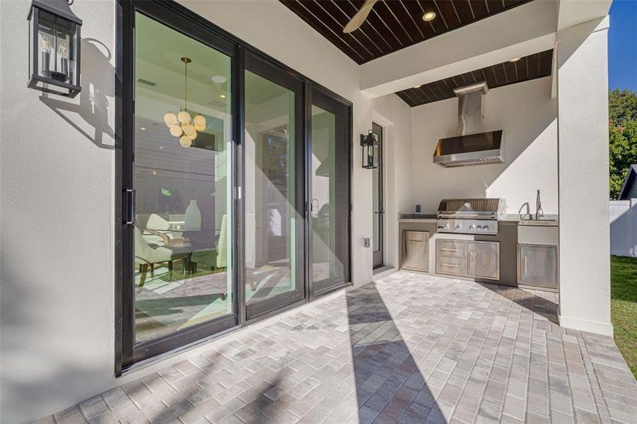 Exterior details and patio area of a home in , St. Petersburg (Image 28).