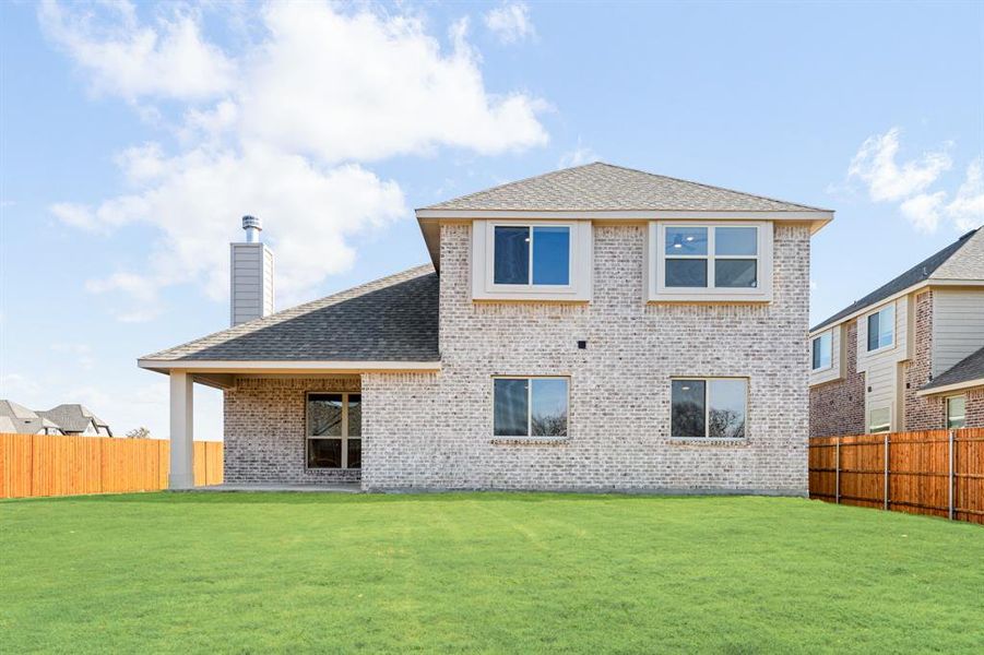 Exterior details and patio area of a home in El Dorado, Granbury (Image 4).