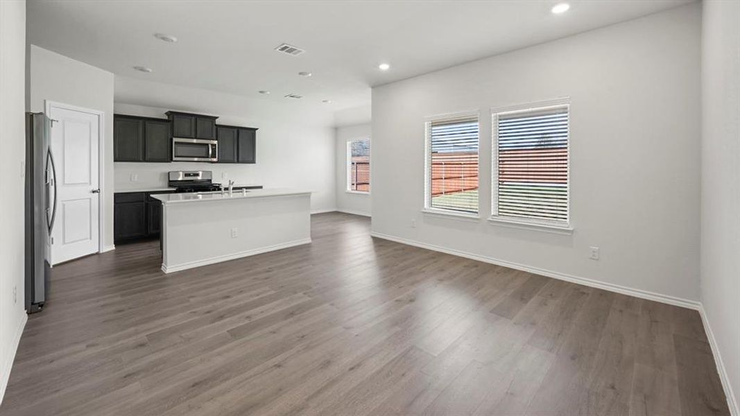 Spacious, unfurnished interior of a new home in Forestbrook Estates, Paris (Image 27).