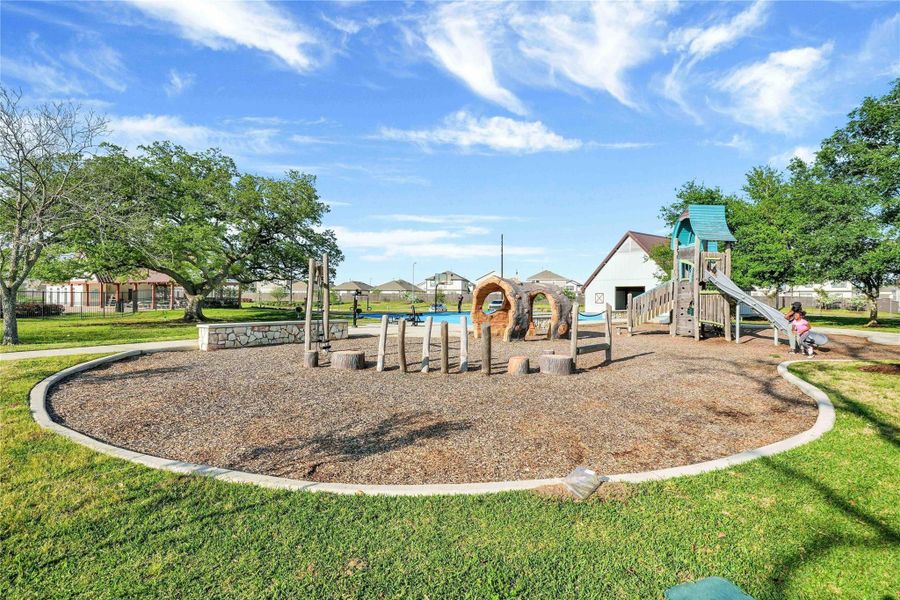 Located in the welcoming Bauer Landing community, residents enjoy beautiful green spaces, walking trails, and a stunning central park, all just minutes from Highway 290, shopping, dining, and great schools.