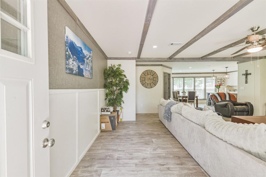 WELCOME IN! Huge bright entryway*some pictures may be virtually staged for marketing purposes WELCOME IN! Huge bright entryway*some pictures may be virtually staged for marketing purposes
