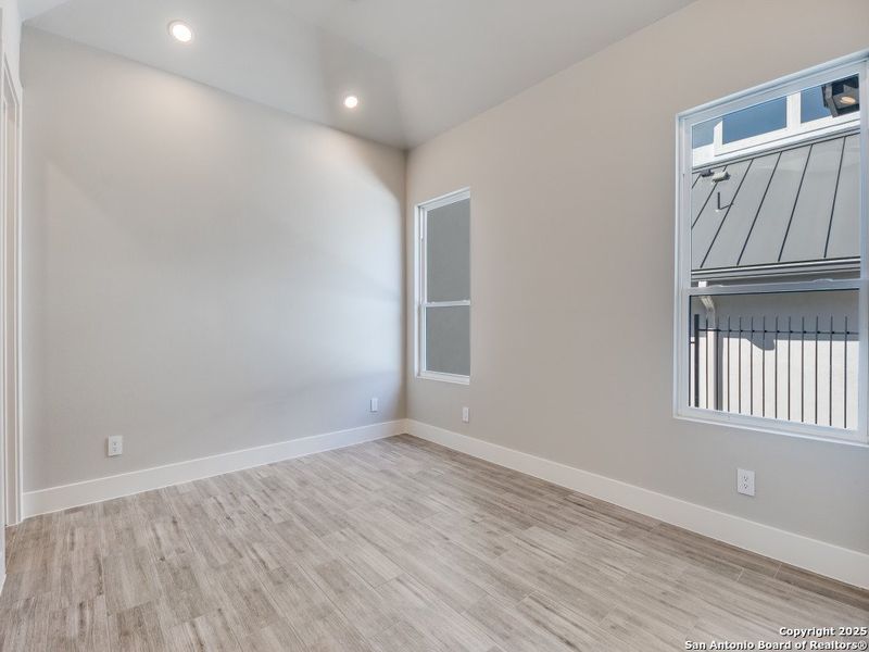 Spacious, unfurnished interior of a new home in , San Antonio (Image 19).
