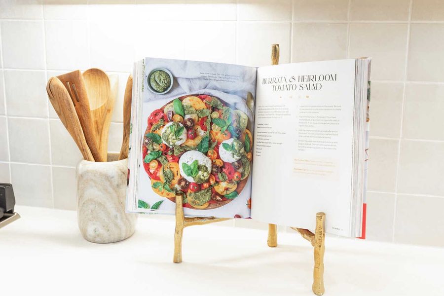 Representative interior finishes for a home built from the Monet-SS by Highland Homes in Lariat, Liberty Hill (Image 22).