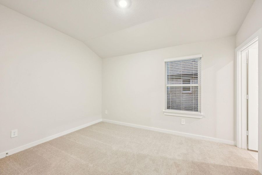 Spacious, unfurnished interior of a new home in Stewart's Ranch, Conroe (Image 21).