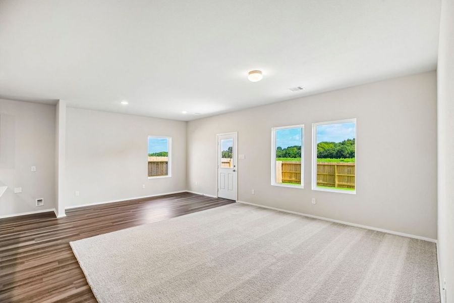 Spacious, unfurnished interior of a new home in Mustang Meadows, Waller (Image 13).