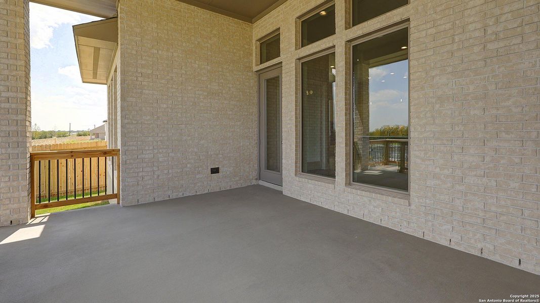 Exterior details and patio area of a home in Haby Hill 60', San Antonio (Image 27).