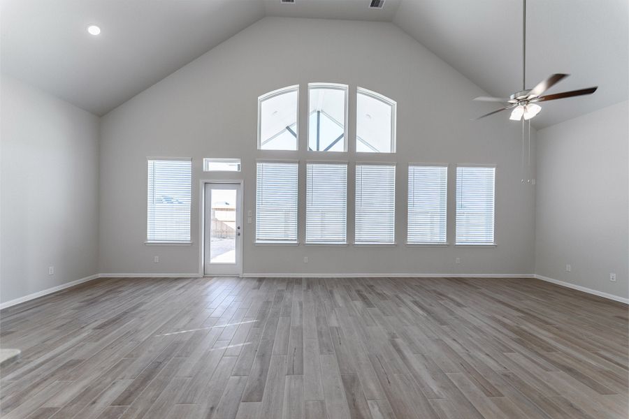 Spacious, unfurnished interior of a new home in Lago Mar, Texas City (Image 13).