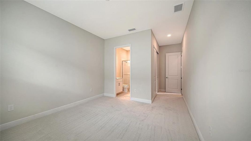 Spacious, unfurnished interior of a new home in , Sarasota (Image 32).