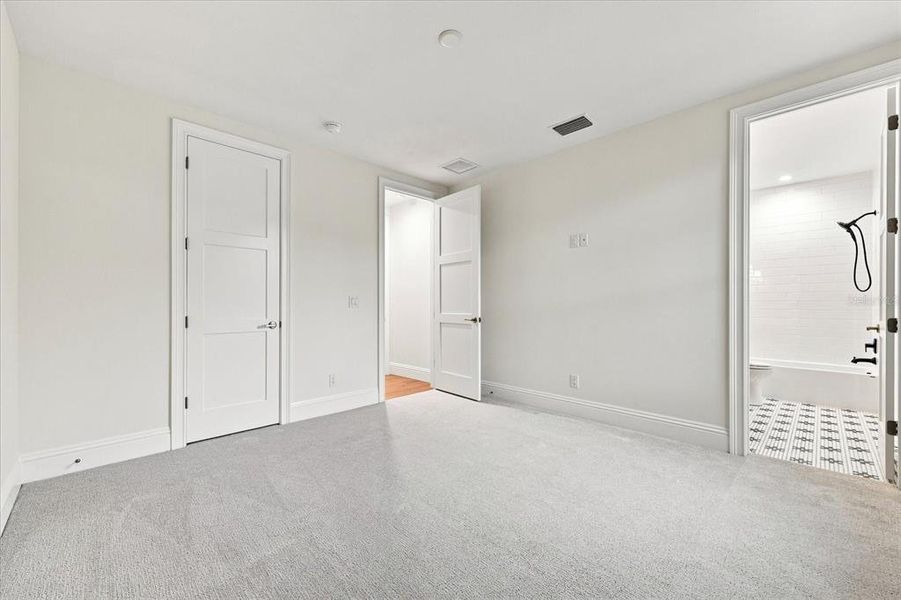 Spacious, unfurnished interior of a new home in , Tampa (Image 21).