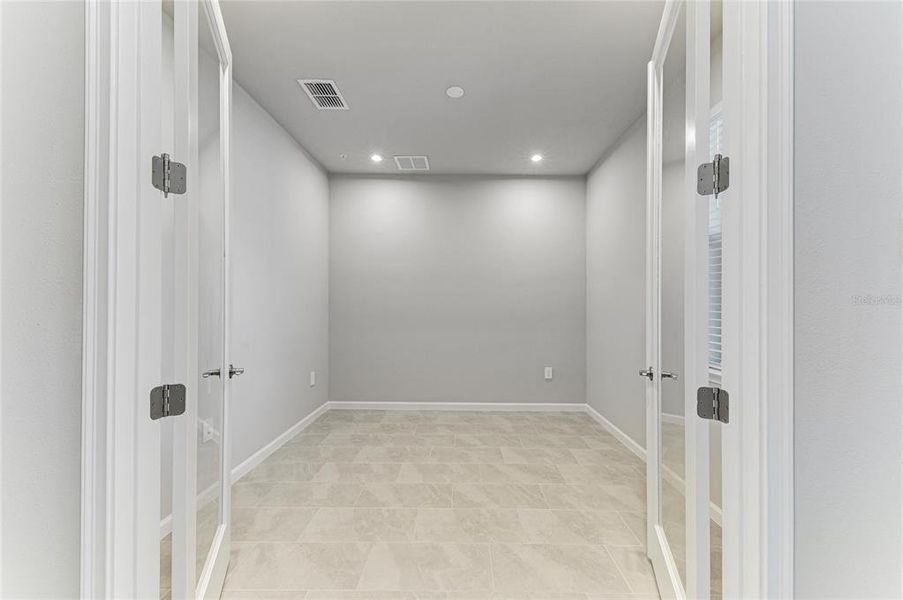 Spacious, unfurnished interior of a new home in Wellen Park, Venice (Image 39).