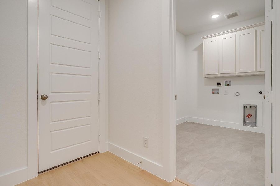 Representative furnished interior of a home built from the Eleanor by Graham Hart Home Builder in Sweetgrass, Haslet (Image 6).