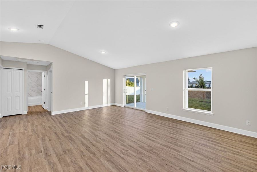 Spacious, unfurnished interior of a new home in Cape Coral, Cape Coral (Image 17).