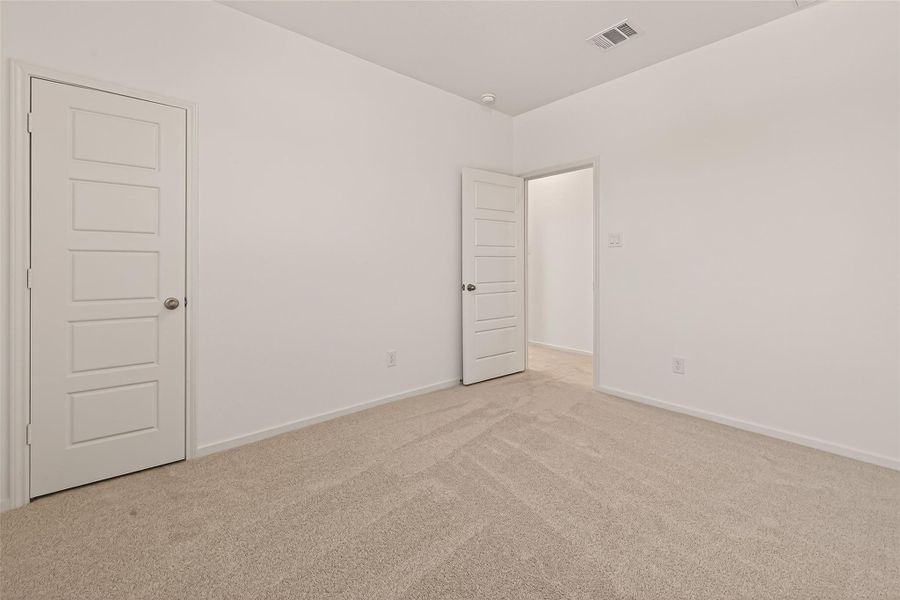 Spacious, unfurnished interior of a new home in Lago Mar, Texas City (Image 32).