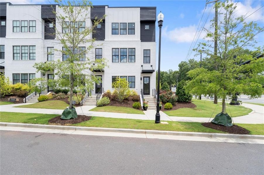 Condo located in Alpharetta, GA showcasing its design and architecture (Image 4).