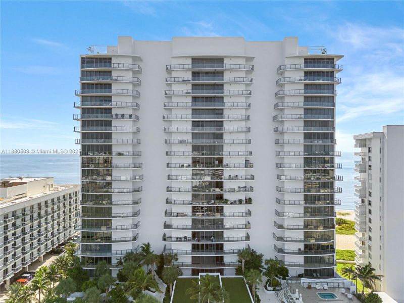 Condo located in Pompano Beach, FL showcasing its design and architecture (Image 43).