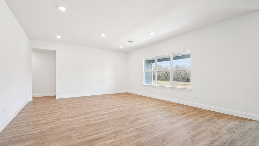 Spacious, unfurnished interior of a new home in Railhead, Cedar Creek (Image 13).