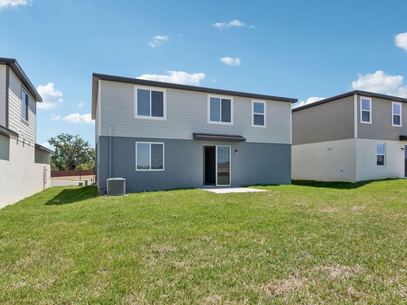 Exterior details and patio area of a home in Hilltop Vistas, Dade City (Image 4).