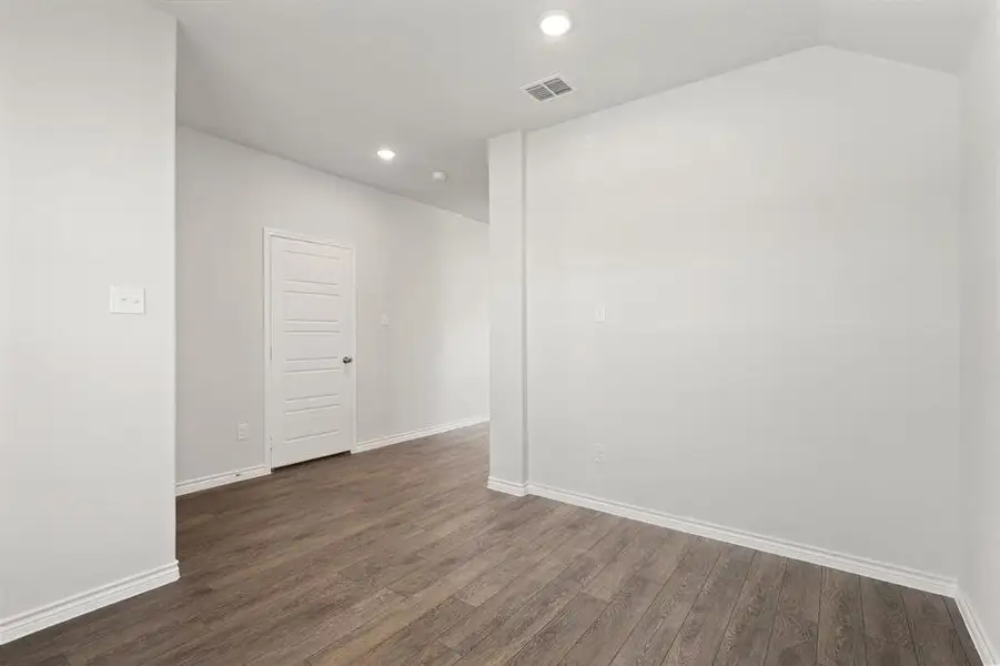 Spacious, unfurnished interior of a new home in Sycamore Landing, Fort Worth (Image 10).