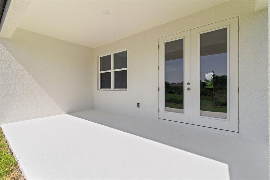 Exterior details and patio area of a home in , Port Charlotte (Image 4).