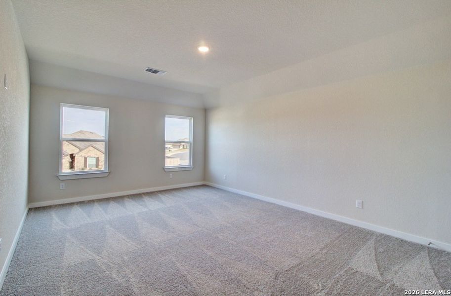 Spacious, unfurnished interior of a new home in Cloud Country, New Braunfels (Image 22).