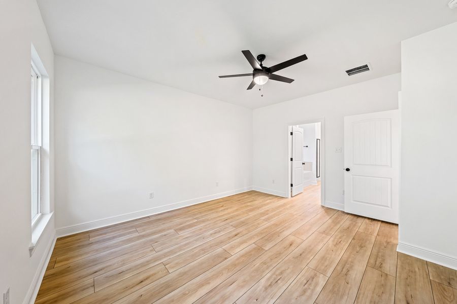 Spacious, unfurnished interior of a new home in Eagle Pointe, Pensacola (Image 19).
