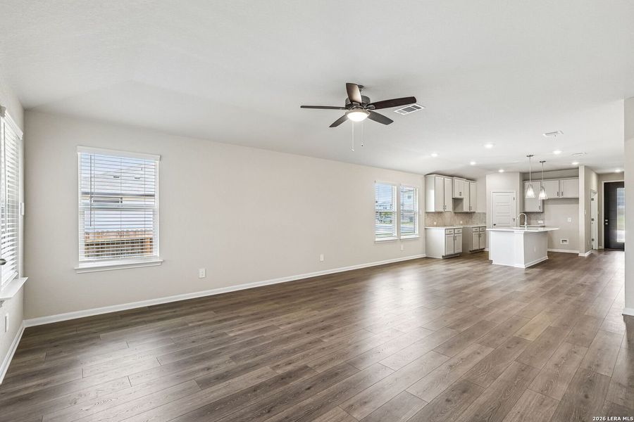 Spacious, unfurnished interior of a new home in Thomas Pond, San Antonio (Image 28). Spacious, unfurnished interior of a new home in Thomas Pond, San Antonio (Image 28).