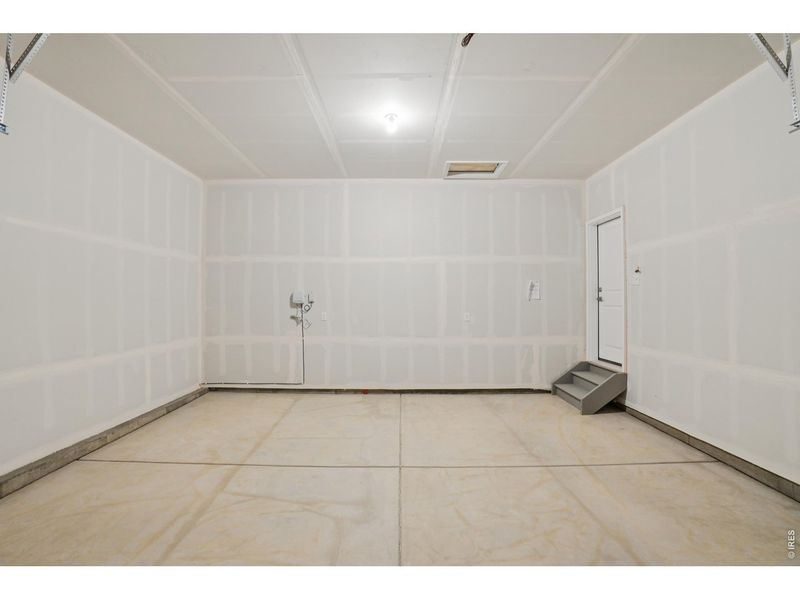 Spacious, unfurnished interior of a new home in Country Club Reserve, Fort Collins (Image 15).