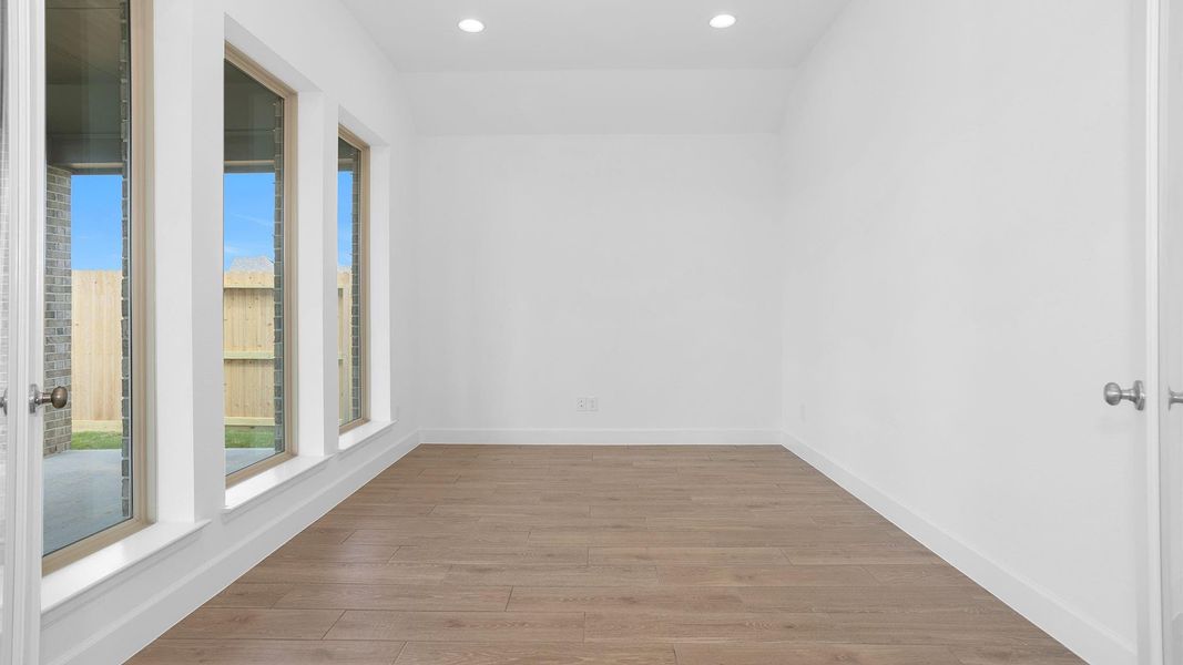Spacious, unfurnished interior of a new home in Riceland, Mont Belvieu (Image 13).