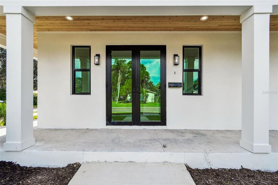 Exterior details and patio area of a home in , St. Petersburg (Image 30).