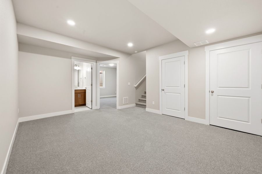 Spacious, unfurnished interior of a new home in The Lakes at Centerra, Loveland (Image 20).