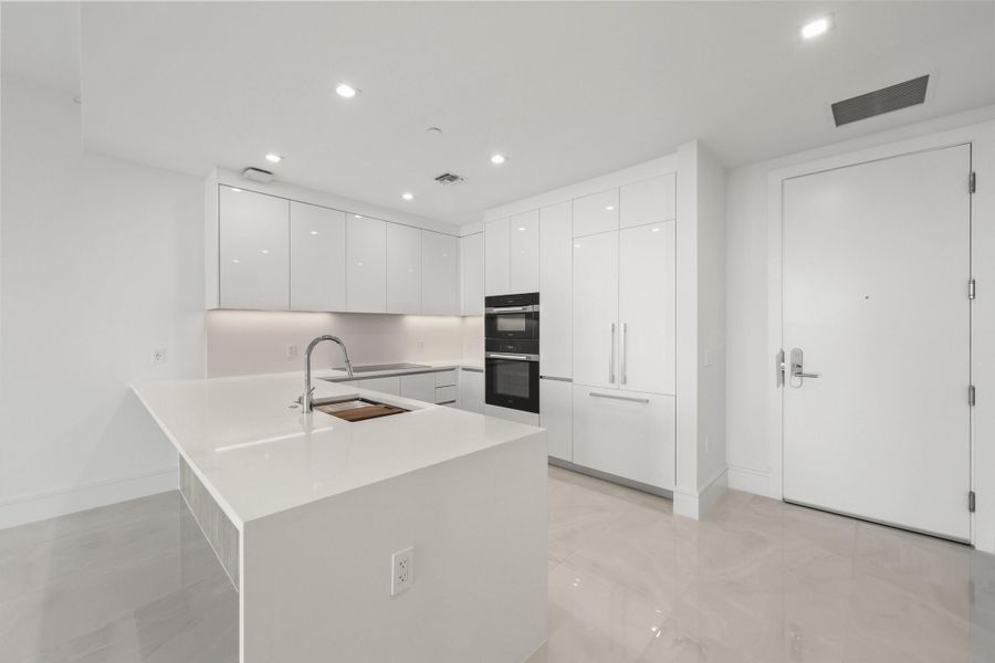 220 Lake Shore Drive - 9.jpg-FULL