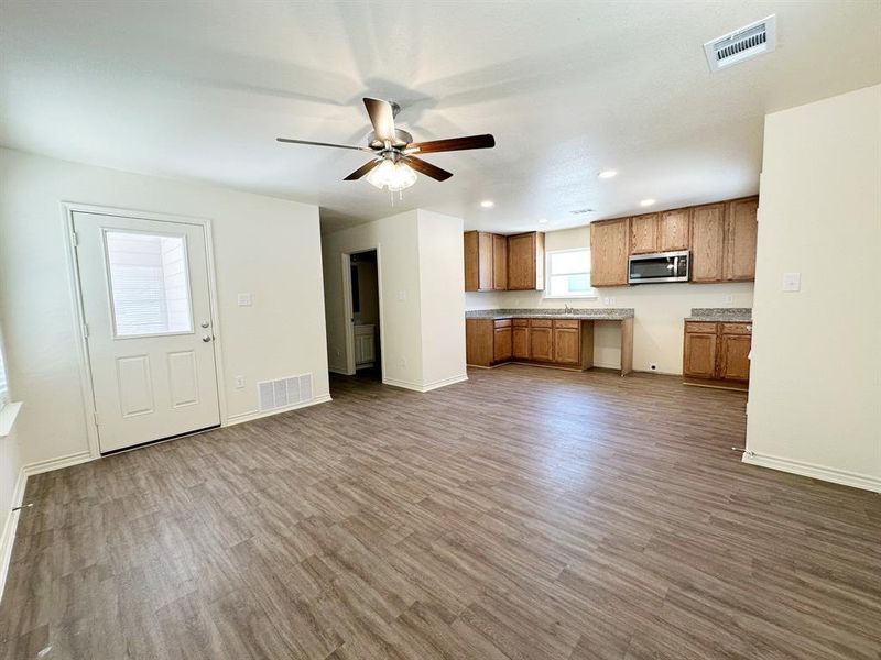 Spacious, unfurnished interior of a new home in , Mineral Wells (Image 9).