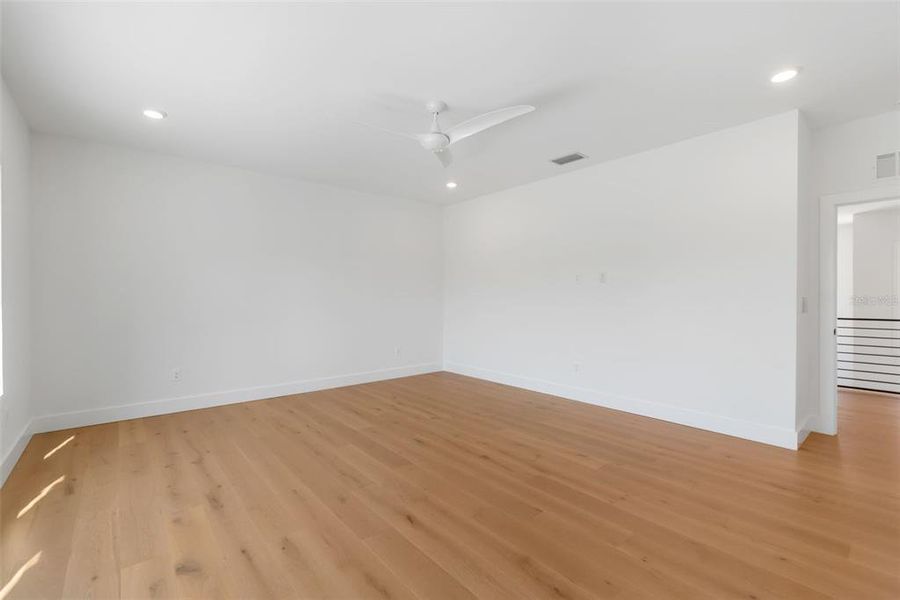 Spacious, unfurnished interior of a new home in , Sarasota (Image 22).