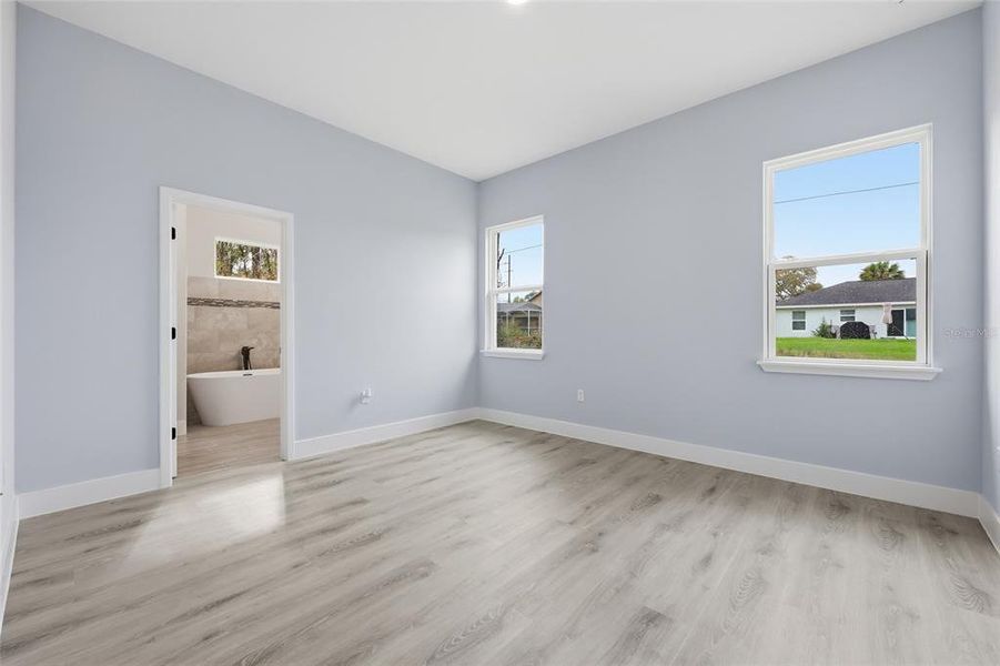 Spacious, unfurnished interior of a new home in , Ocala (Image 26).