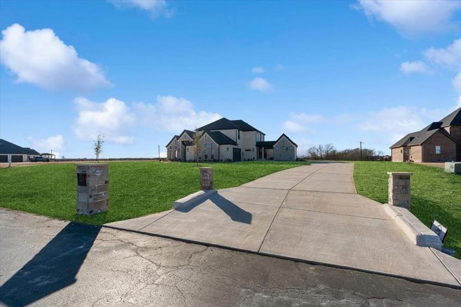 View of front facade featuring a front lawn