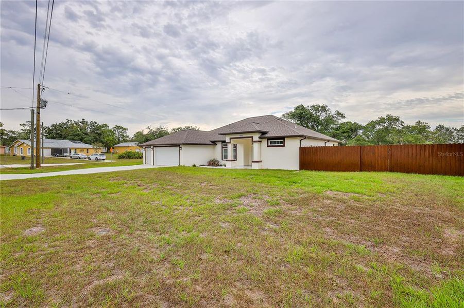 Exterior details and patio area of a home in , Weeki Wachee (Image 35).