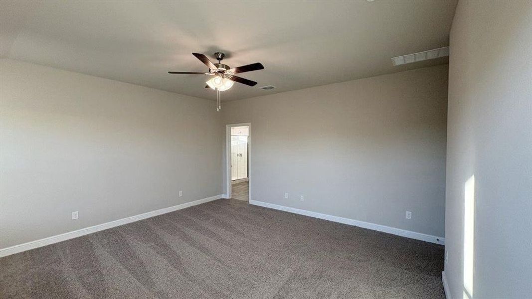 Spacious, unfurnished interior of a new home in Sandstone Estates, Granbury (Image 25).
